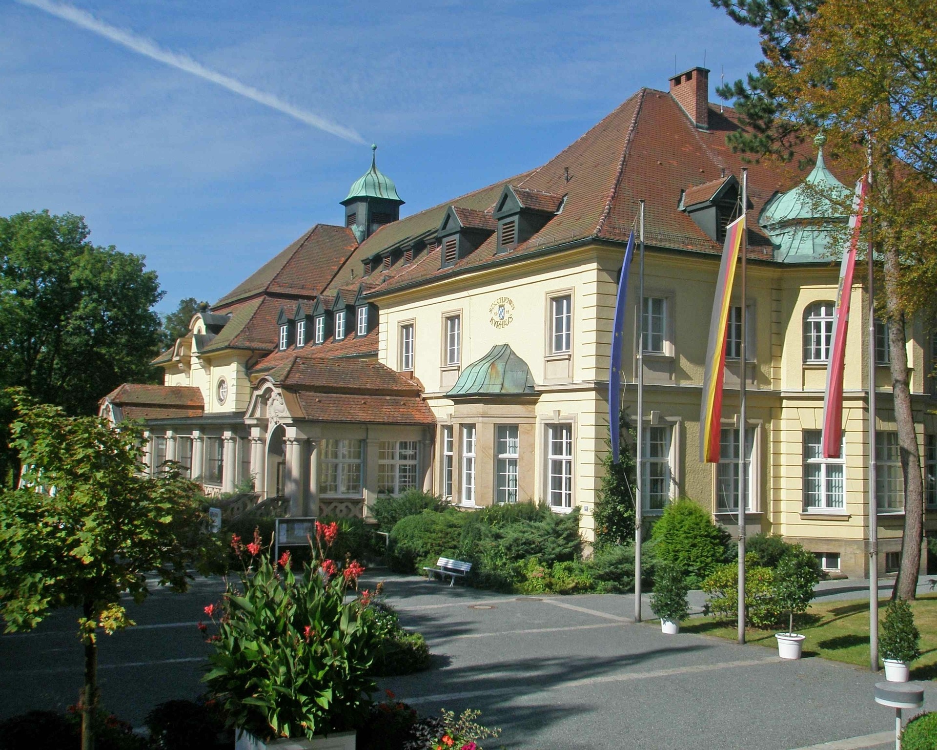 Kurhaus im Sommer direkt im Kurpark Bad Steben